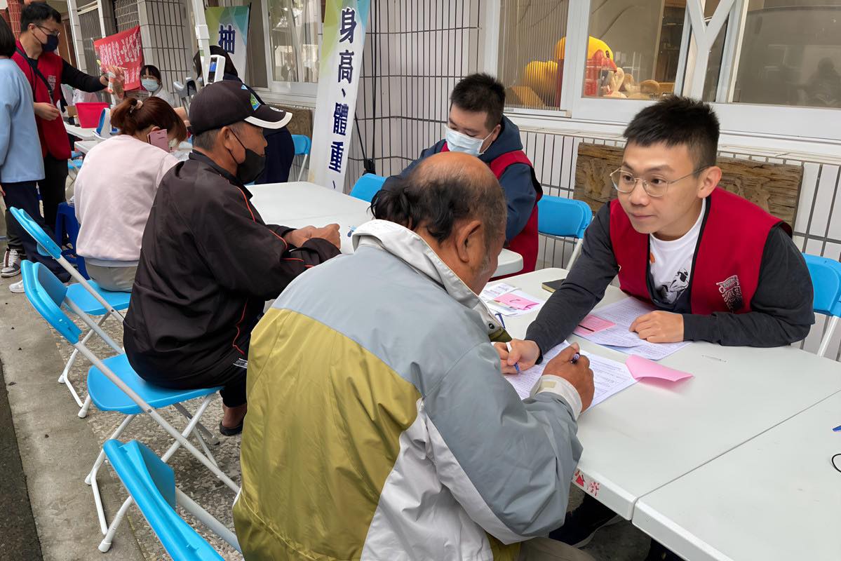 醫療團隊在六龜區寶來義診現場