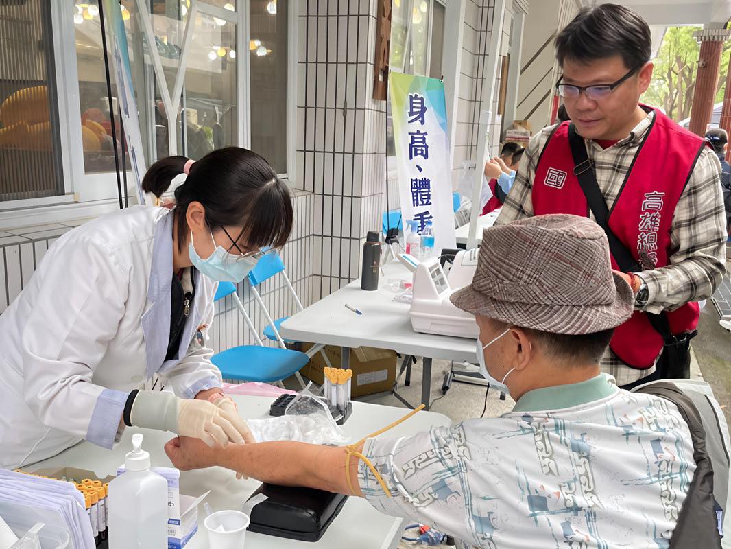 醫師為居民量血壓與健康檢查
