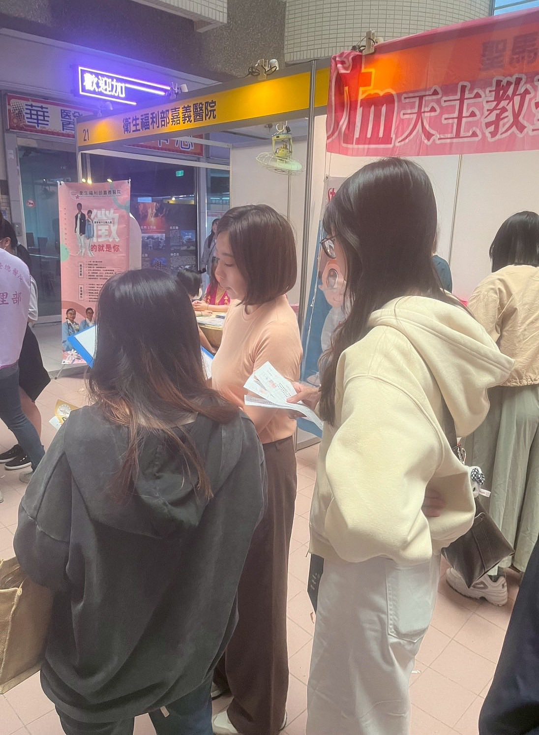學生參觀手術室模型