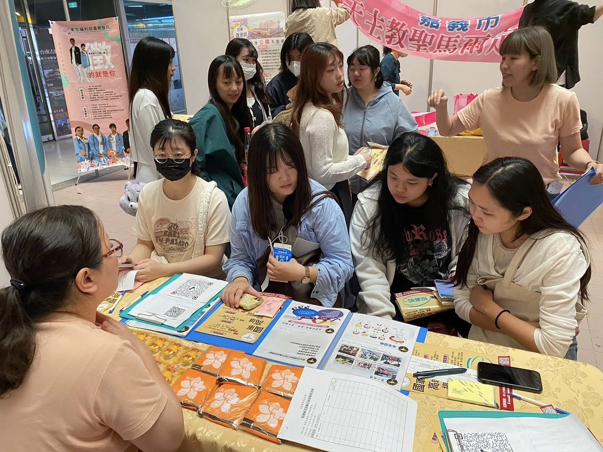 醫院代表與學生合照