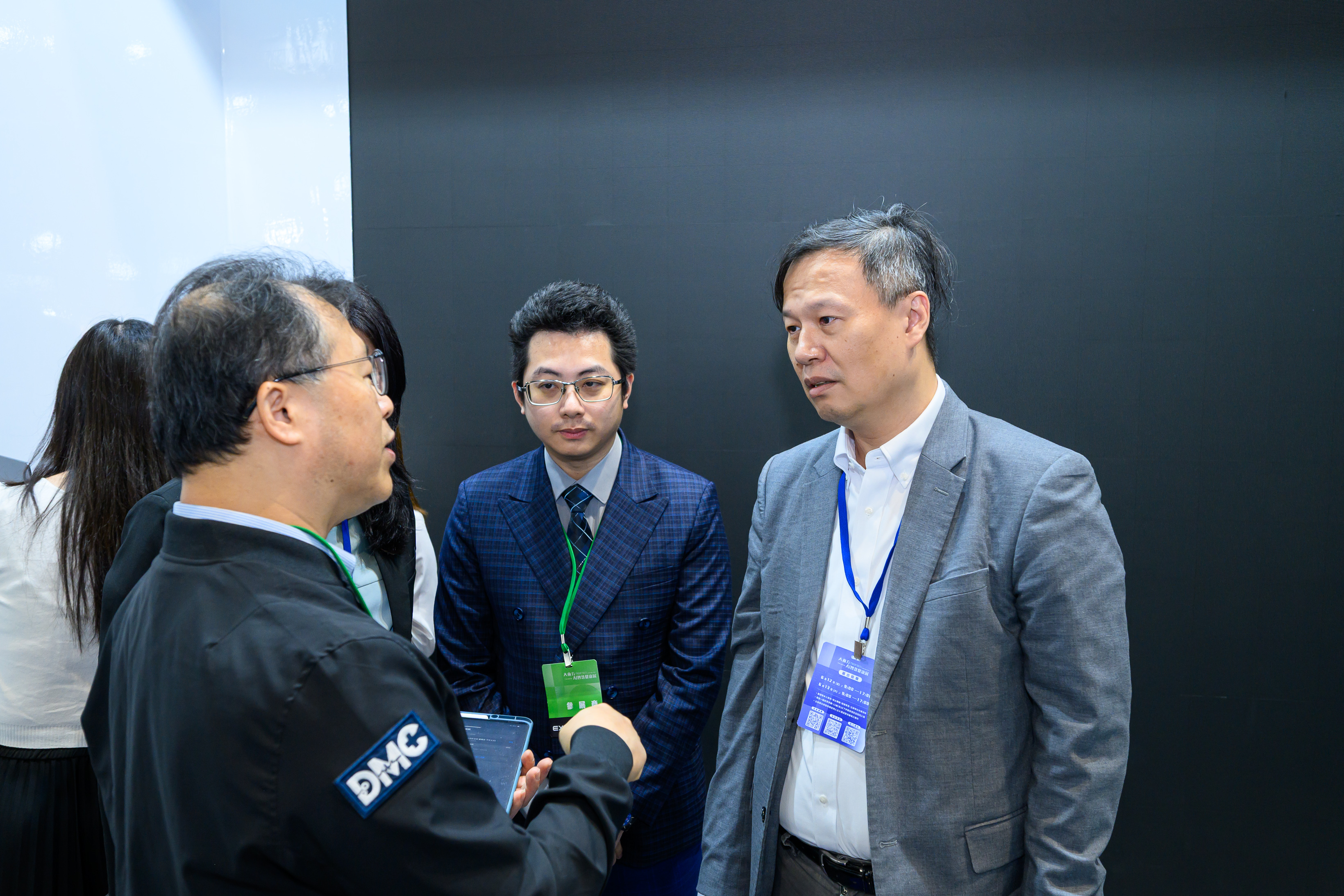 展覽期間，衛生福利部資訊處處長李建璋（右）蒞臨展區，深入了解火線超人的查詢與跨院彙整功能。